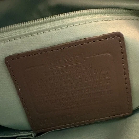 Coach Carly Pebbled Leather shoulder Hobo bag off white
All sales final - Picture 4 of 5